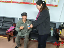 服务群众“零距离”，大通湖区千山红镇暖心代办公交卡