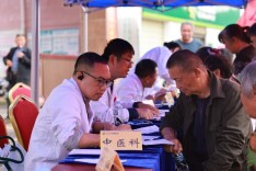 把名医请到乡村来，把好事做到群众中
