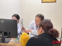 告别“磨砂玻璃”视界：飞秒激光精准手术挽救濒危视力