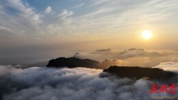 张家界黄石寨景区夕阳云海美景同框    