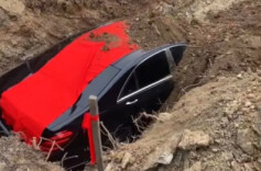 辽宁一8888号牌奔驰车，疑被当陪葬品埋入墓地中，当地回应：此事发生在辽阳弓长岭区，还需向多个部门核实