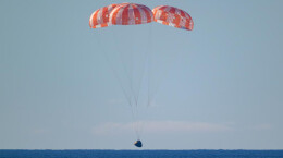 美载人绕月飞船返回地球并溅落在预定海域