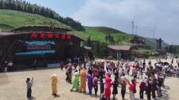 组图丨仰天湖大草原开园！千名云南游客组团打卡