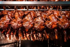 新华社关注丨郴州 “酱板鸭”刷屏两岸