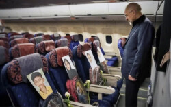 伊朗代表团飞机上放着遇难儿童的书包和照片，伊议长：我的飞行同伴们——米纳卜168