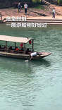 快、准、稳！小朋友不慎掉入沱江，路过的游船大哥危急时刻一把抓住孩子