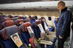 悲壮又心疼，伊朗代表团飞机上放着这些孩子们的照片