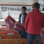 不到一分钟！凤凰船工上演教科书式救援……