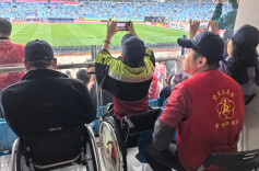 特写：“苏超”揭幕战，“超燃”中涌动一股暖流