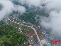 云雾缭绕山村美