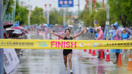 跨省奔跑 2026湘鄂龙凤马拉松鸣枪开跑