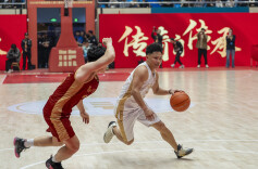 公益民星篮球嘉年华：勇往植前队56:50战胜薪火湘传队