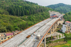 Construction of Lingling-Daoxian Expressway in Full Swing