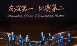 特写：“乒乓外交”亲历者时隔55年再打友谊赛