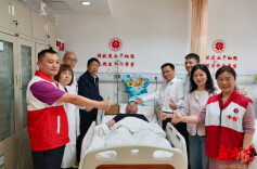 一边是羡慕与担当，一边是疼痛与勇敢……他们同一天送出生命希望