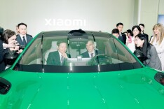 西班牙首相桑切斯点赞小米汽车，和雷军玩起自拍