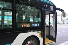 告别盲等！上海公交974路试点“车身看板”，发车时间一目了然