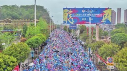 湘鄂龙凤马拉松开跑@湖南日报