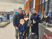 民警一小时寻回丢失背包 解外籍游客燃眉之急