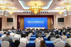 毛伟明答记者问：满怀信心启新程 奋勇争先向未来