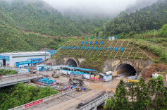 零道高速紫金山隧道群全线双洞贯通