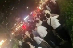 深圳一楼盘大降价引发通宵排队：秩序混乱保安喷辣椒水，涉事房企遭住建局约谈