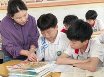 二十五载杏坛深耕  以爱为炬育桃李——记汝城县第六中学老师王炜 