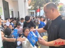 为学生的法治知识“加码”