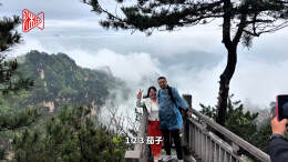 “太喜欢张家界了！” 望着眼前浩瀚升腾的云海，香港游客说永远看不够