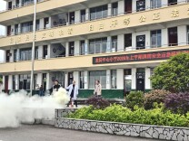 洪江市龙田中心小学开展消防安全应急疏散演练