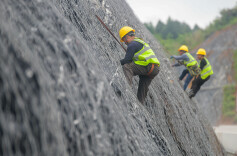 “蜘蛛人”织网“锁”边坡