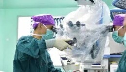 健康 | 一女子脑内取出8厘米长活虫，医生提醒：别再这样做了