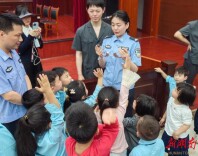 萌娃“零距离”探法庭 法润童心伴成长