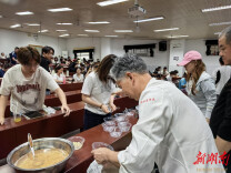 让非遗美食“活”起来  湘菜米其林大师走进湘大课堂