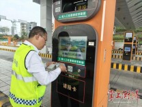 牛奶瓶变身“神器” ，耒阳收费站巧手破解“扫码难”
