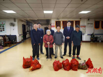 新化农商银行训练营知行支行开展福利院慰问活动