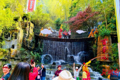 萌趣猴群+经典NPC！张家界宝峰湖花果山水帘洞焕新迎客