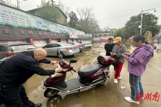 聚焦民生关切！雨湖区楠竹山镇开展电动车免费贴反光标识行动