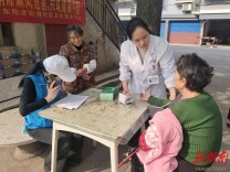 珠晖区：开展“家庭医生进社区 贴心服务暖人心”宣传活动