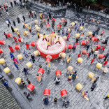 赴一场民族盛宴！矮寨奇观景区创新打造“56个民族送亲团”