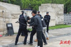 梅溪湖派出所：组织辖区中小学联合开展防砍杀防爆应急演练