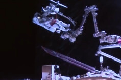 神舟二十一号航天员乘组圆满完成第三次出舱活动，乘组在轨驻留时间延长约1个月