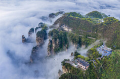 天子山峰奇云涌景色秀