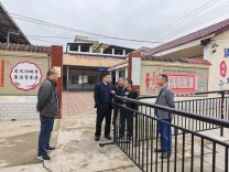 南县教育局突击检查学校校车安全管理工作