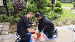 摆摊不赚钱只教“救命”，长沙小伙的“急救地摊”半年教学30余场｜26℃