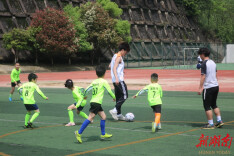 益阳梓山湖学校：湘超队员回归母校点燃足球激情