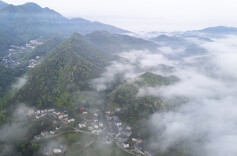 群山隐现水墨韵