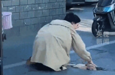 早高峰女孩拿砖块站在路边，众人揪心，下一秒温暖全网