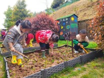 怀化市鹤城区第二幼儿园立夏一班开展“耕读月种番茄 ”争当勤勉小卫士活动