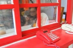 日收入3元，她为何守着“最后一家电话亭”